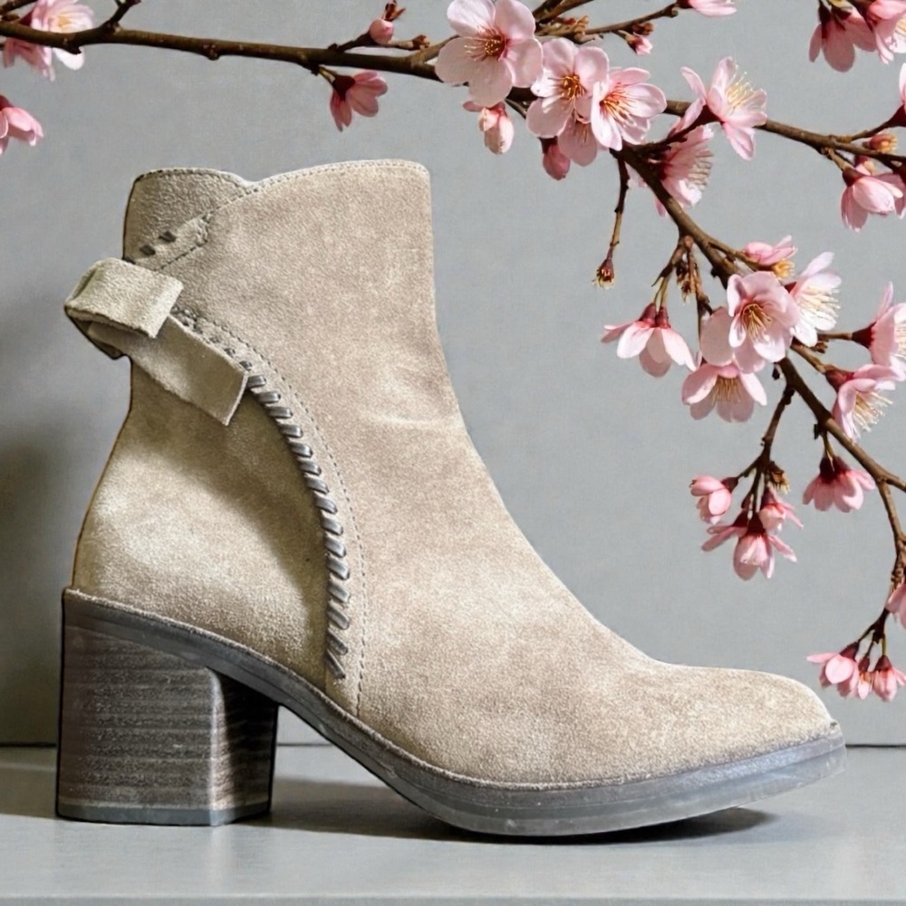 UGG Fraise Tan Suede Heeled Ankle Boots Size 7 Women